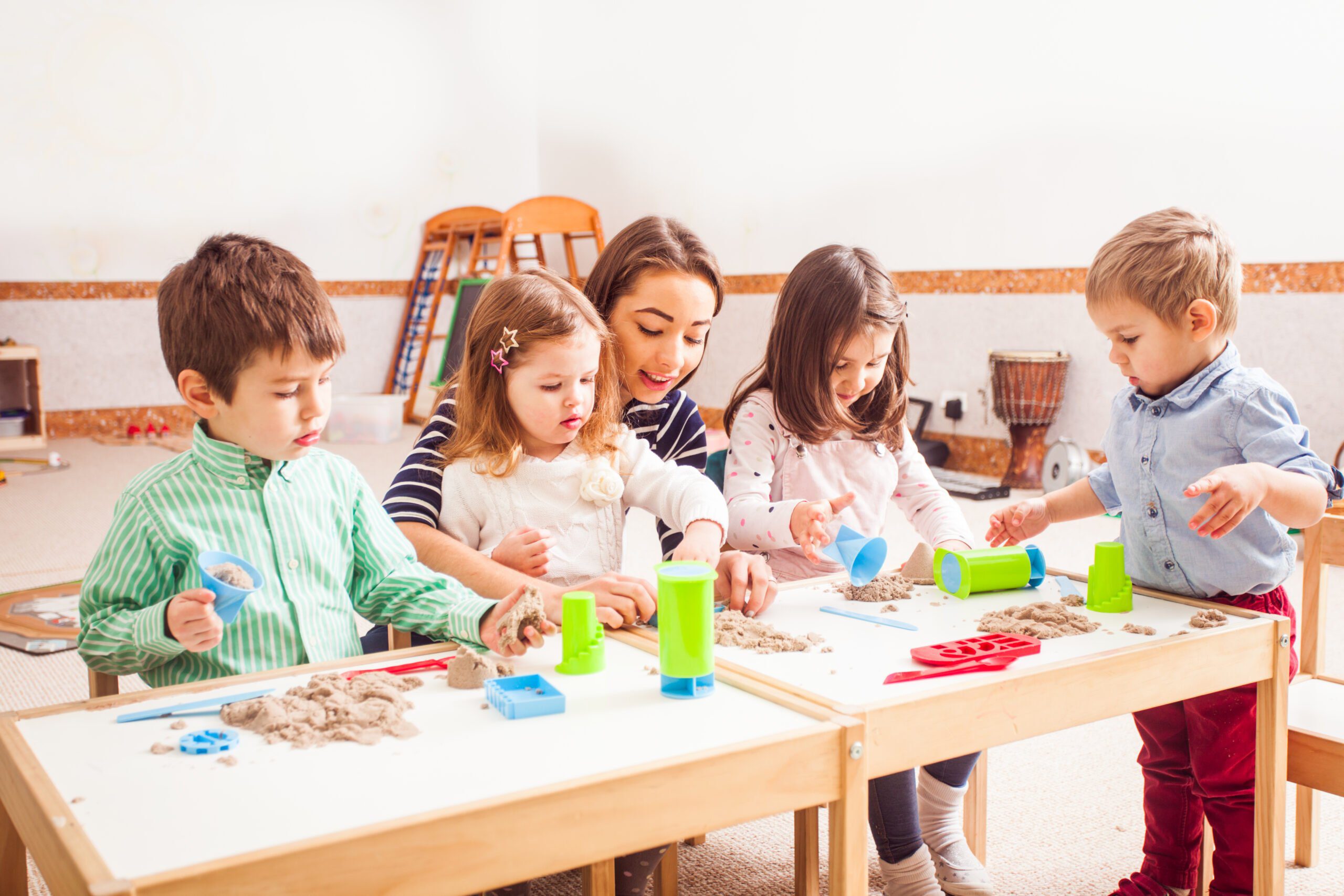 children-play-with-kinetic-sand-1