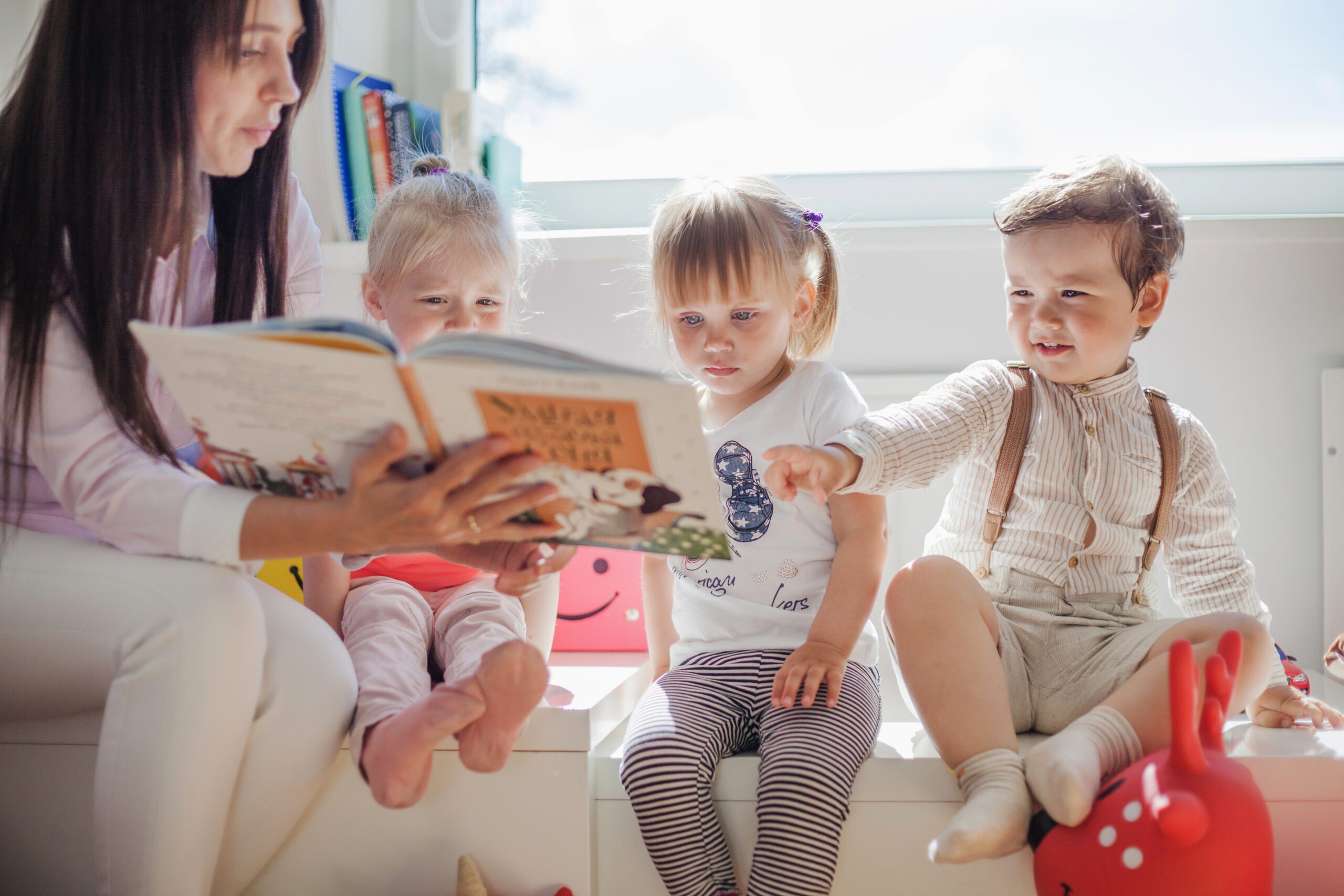 teacher-reading-preschoolers