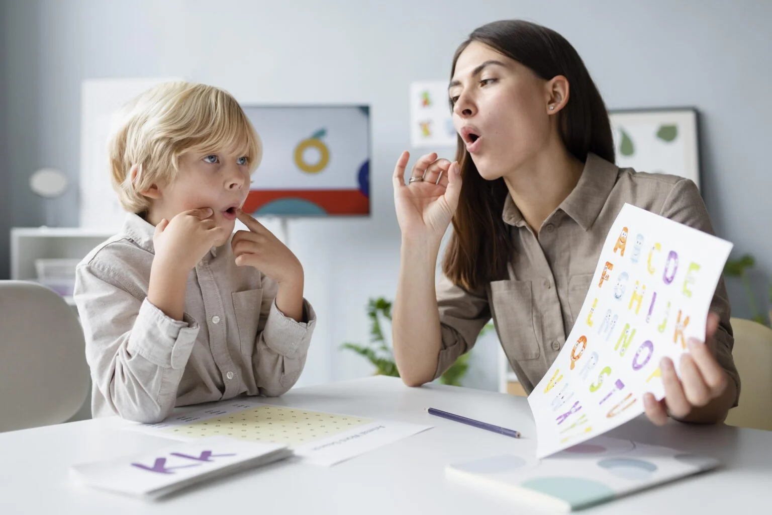 woman-doing-speech-therapy-with-little-blonde-boy-2-1536x1024.jpg